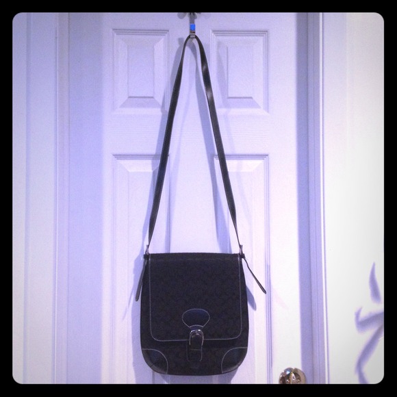 Black cross body bag/ iPad fits perfect in bag. - Picture 1 of 4