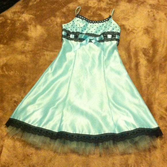 A Jessica McClintock dress, size 00