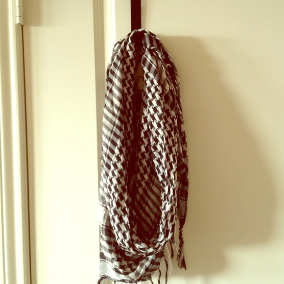 Black and white scarf