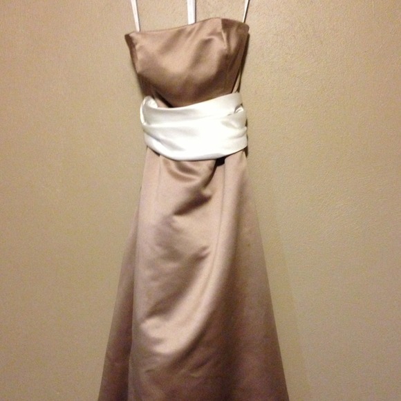 Size 4 Bill Levkoff taupe dress w/ off white sash.