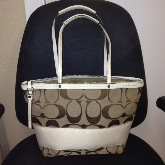 Coach Handbags - 👜SOLD👜Medium size coach purse. REDUCED to $100