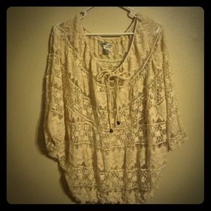 Cream lace crochet doleman 1/2 sleeve top