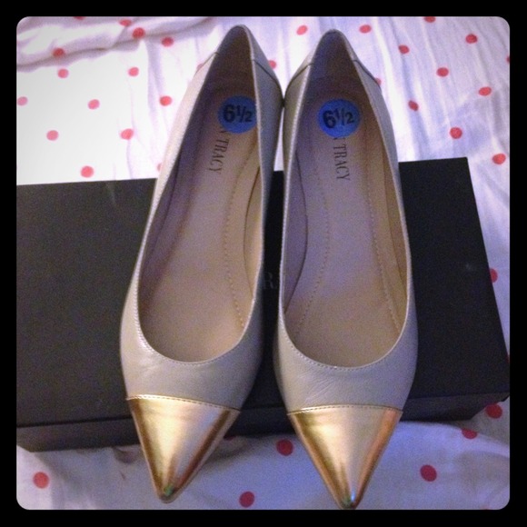 SOLD**Ellen Tracy wedge cap toe-nude with gold cap