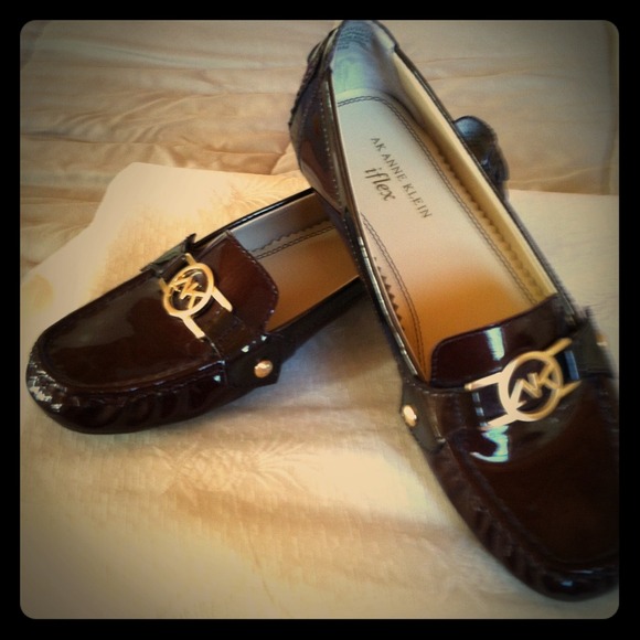 SOLD IN A BUNDLE WITH BLACK AND PINK POLO SHIRT !