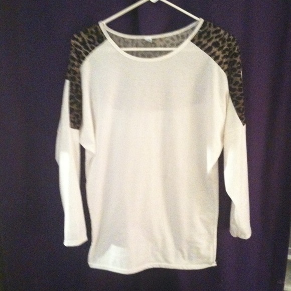 Batwing style top.  Size small/med