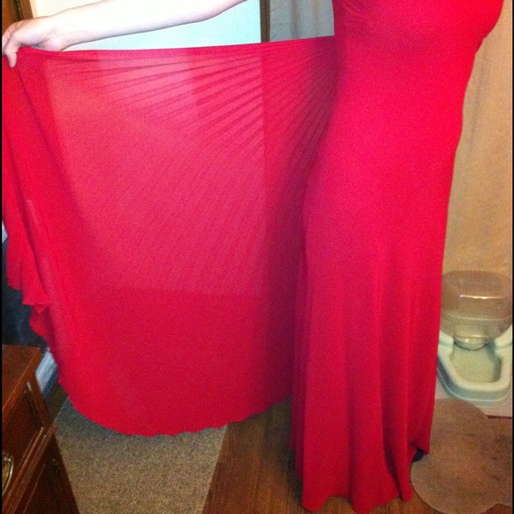 Extra pictures of red dress - Picture 2 of 4