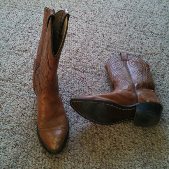 Cowboy boots mens size 7, women's size 9.