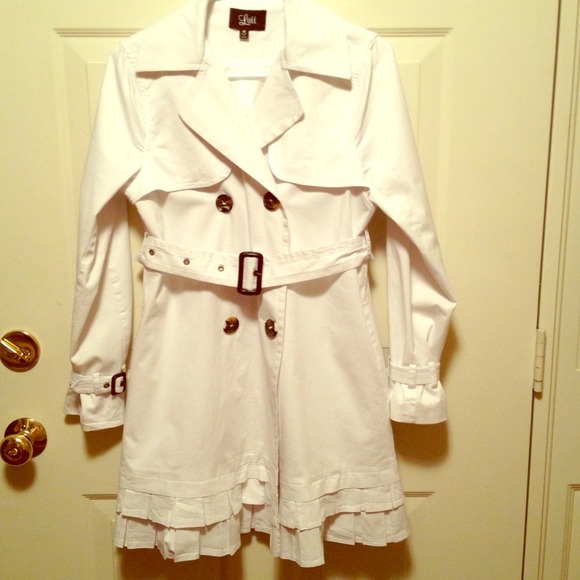 ❤️SOLD❤️Gorgeous white trench coat size medium