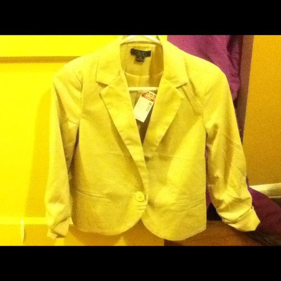 Short, 3/4 length sleeve tan XS blazer, brand new!