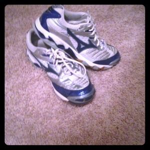 Mizuno volleyball shoes reduced and I will bundle