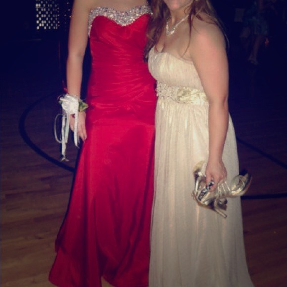 Red full length prom dress! Size 6/8.