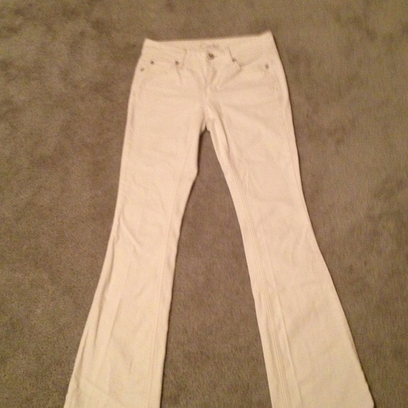 White cache jeans