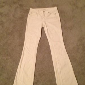 White cache jeans