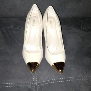 Shoe dazzle pumps with gold tip. Used