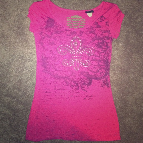 Very cute fleur de lis top!