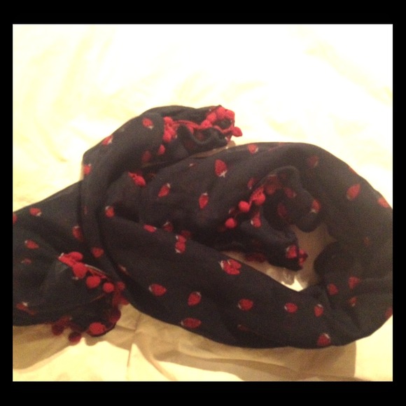 **Reserved**Lightweight Strawberry Print scarf