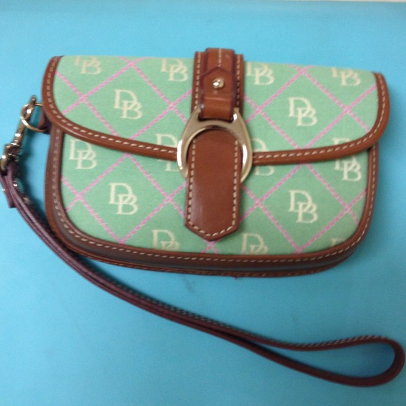 Dooney and Bourke clutch