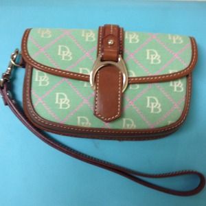 Dooney and Bourke clutch