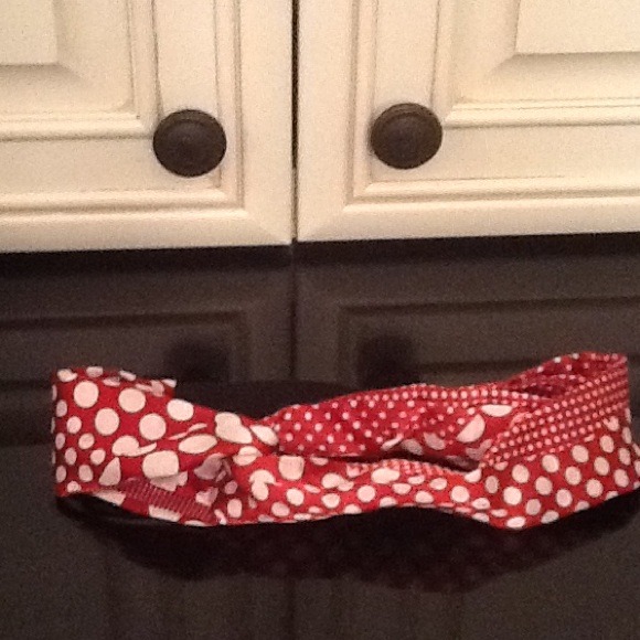 Sold in bundle.  Bundle of head bands (6)
