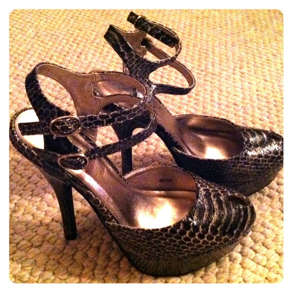 Snakeskin Heel - Picture 1 of 4