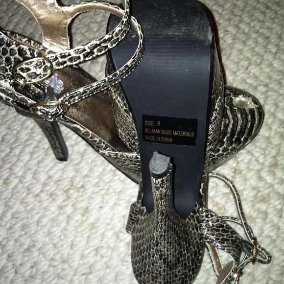 Snakeskin Heel - Picture 2 of 4