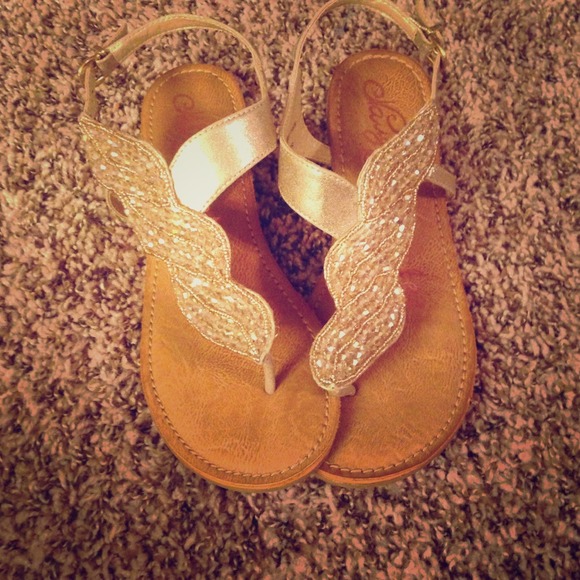 sz 7 gold beaded sandles