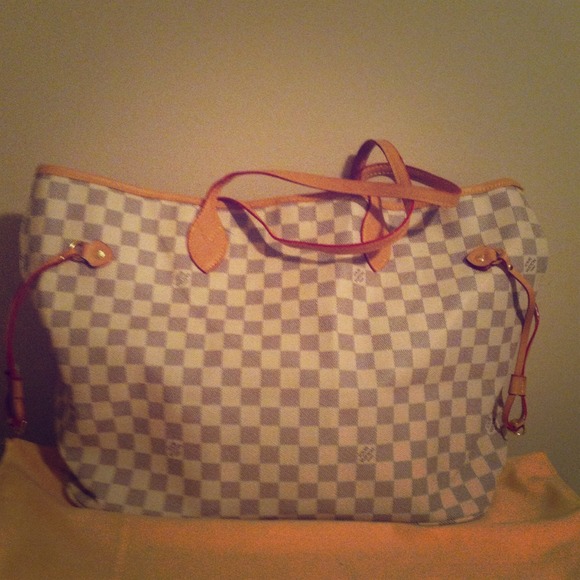 DAMAGED BAG- CAN EASILY BE FIXED