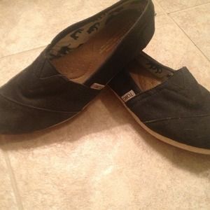 Toms black 8.5