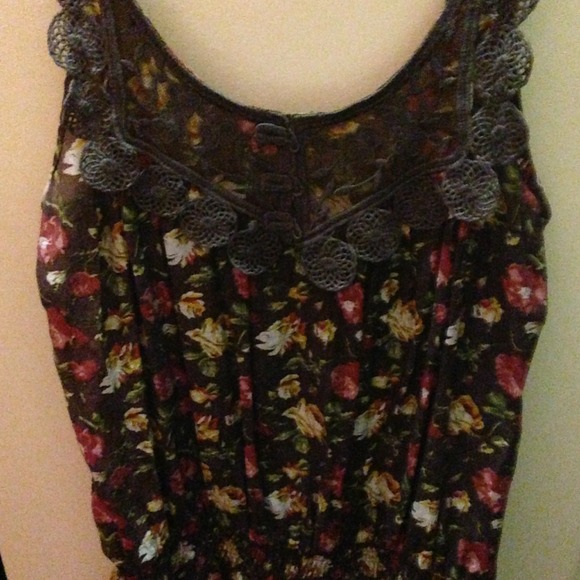 ✨CUTE FLOWERY TOP✨ - Picture 2 of 3