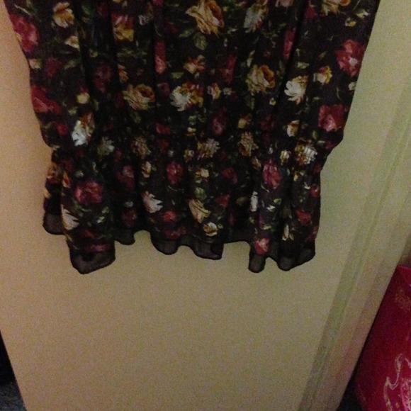 ✨CUTE FLOWERY TOP✨ - Picture 3 of 3