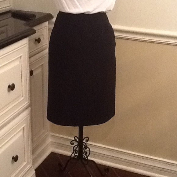 Black 100 o/o polyester skirt from NY & CO