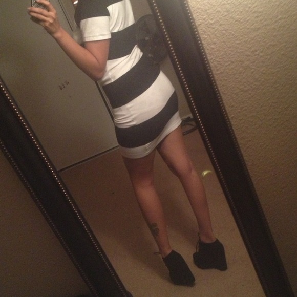 Dress - Picture 2 of 2
