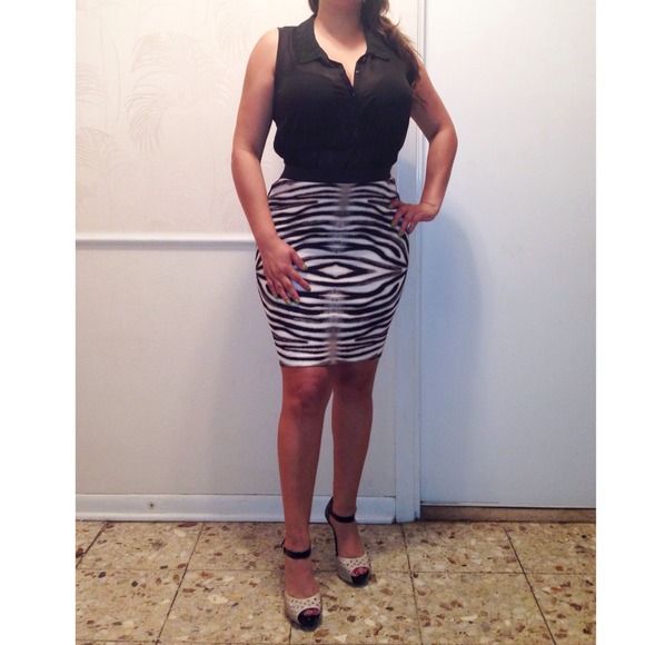 🔴Sold🔴@tjones11 Pencil Skirt - Picture 2 of 4