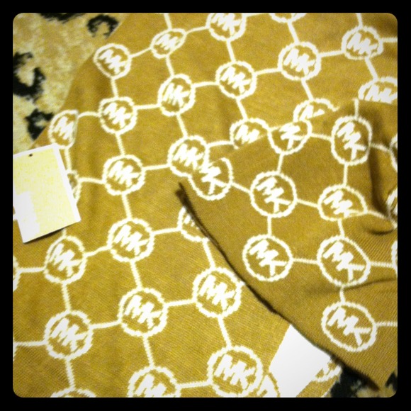 Michael Kors scarf and hat set. - Picture 1 of 1