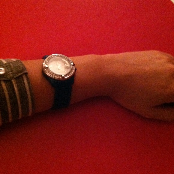 Teal colored diamond stud watch - Picture 2 of 2