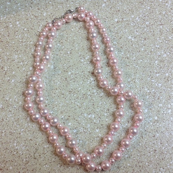 Jewelry - pink faux pearl necklace.