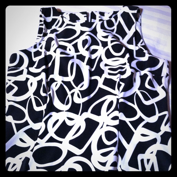 Classy spring/summer dress. Very comfortable.