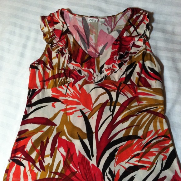 Sleeveless light weight top.