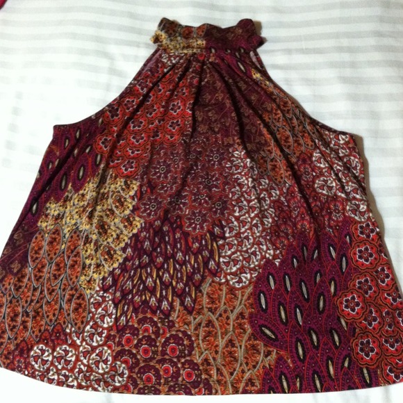 Sleeveless light weight top.