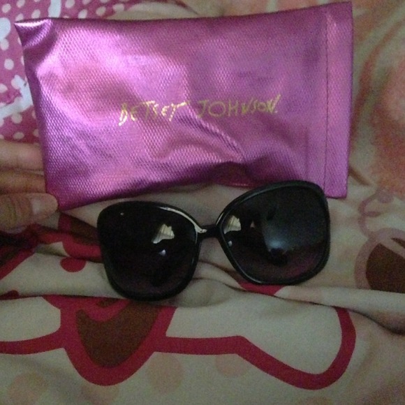🚫SOLD🚫Betsey Johnson sunglasses - Picture 1 of 4