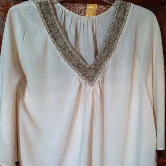 Ivory flowy top with lace trim.