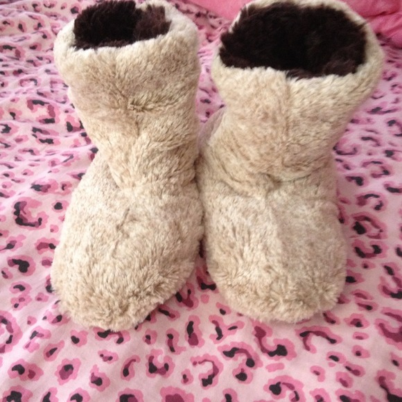 Adorable tan/brown dearfoam slippers
