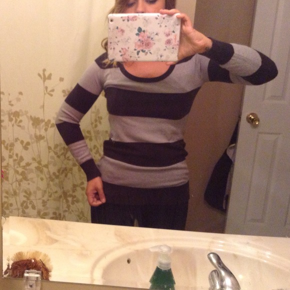 💌Sold💌H&M Sweater - Picture 2 of 2