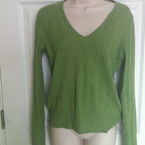 Old navy light-weight cable knit sweater M