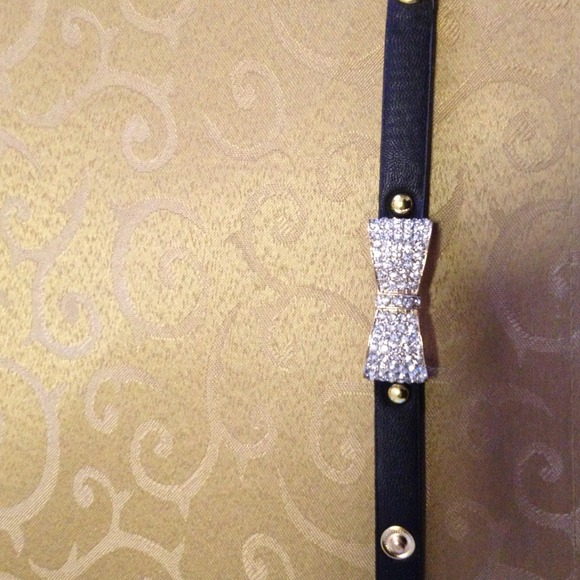 Crystal bow bracelet - Picture 2 of 2