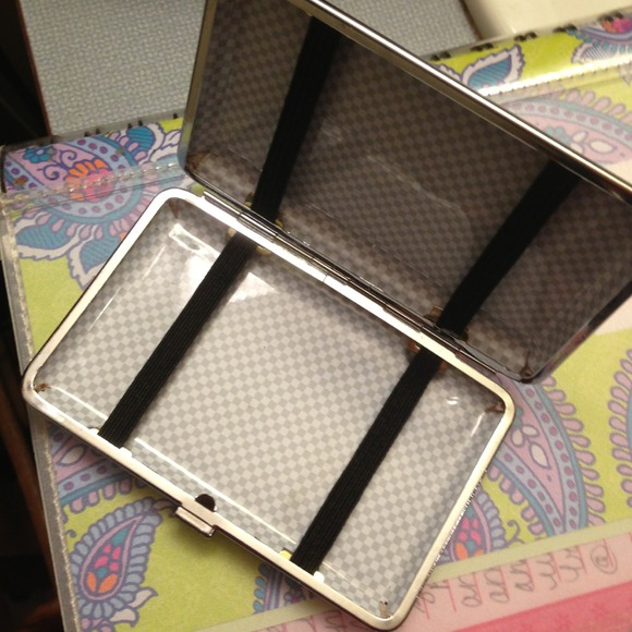 Pink metal case - Picture 2 of 2