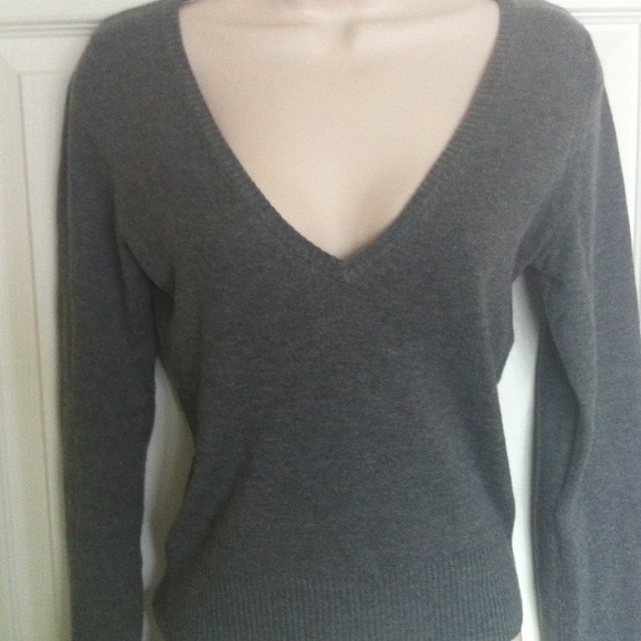 H & M gray v-neck sweater. Light weight. Size 6.