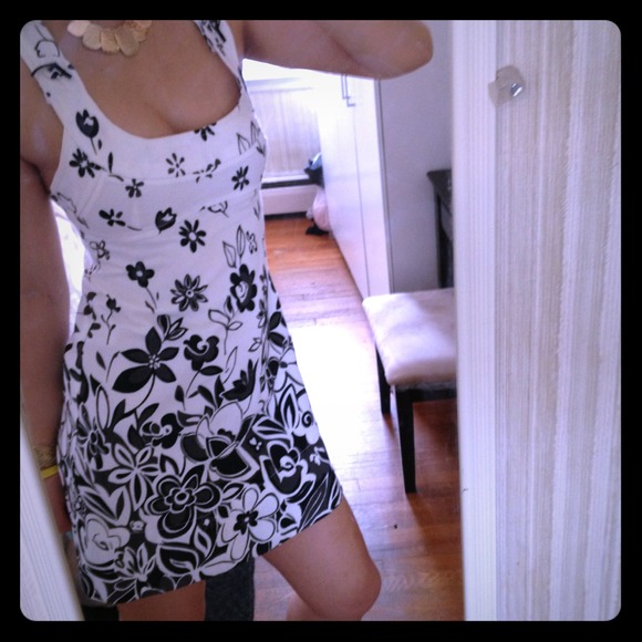 ❌SOLD❌Black and white floral print dress