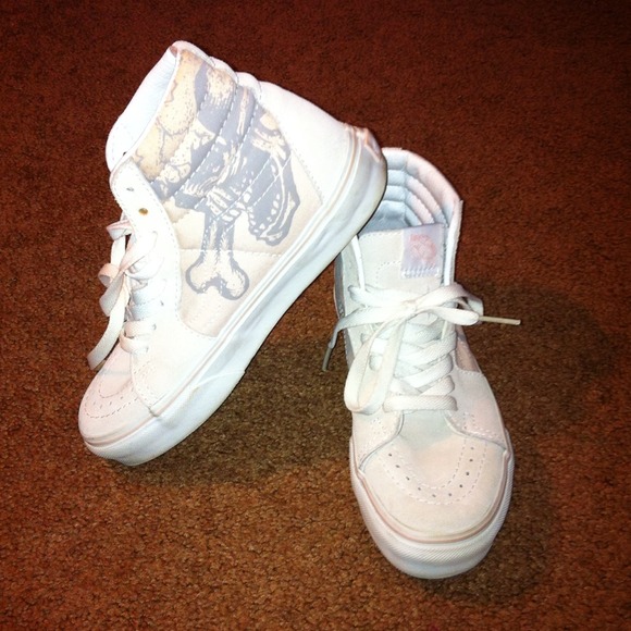 Almost New light pink tan Vans w/ Skull