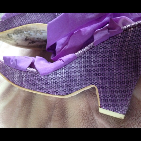 Gently used tie Pazzo heels